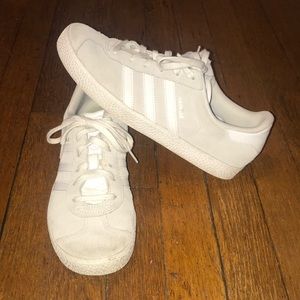 Adidas Gazelle Taupe and white sneakers!
